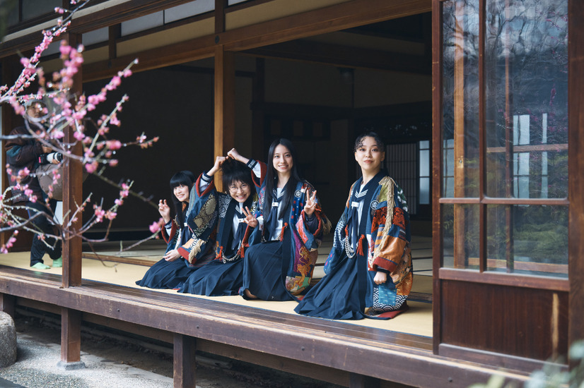 新しい学校のリーダーズのライブ＆ドキュメンタリー映画『青春イノシシ　ATARASHII GAKKO! THE MOVIE』　（C）2025, ASOBISYSTEM / TV ASAHI MUSIC / TWIN PLANET & CJ 4DPLEX Japan