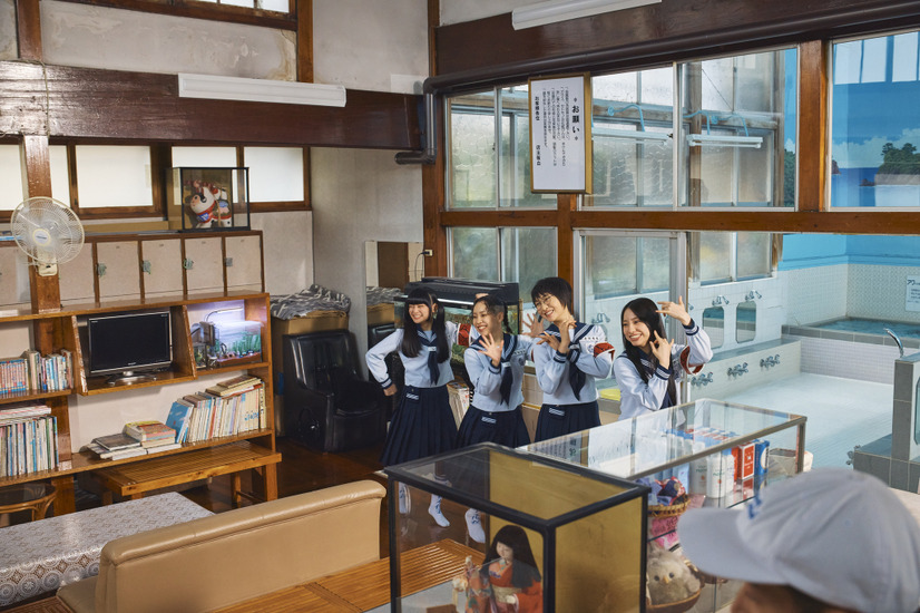 新しい学校のリーダーズのライブ＆ドキュメンタリー映画『青春イノシシ　ATARASHII GAKKO! THE MOVIE』　（C）2025, ASOBISYSTEM / TV ASAHI MUSIC / TWIN PLANET & CJ 4DPLEX Japan