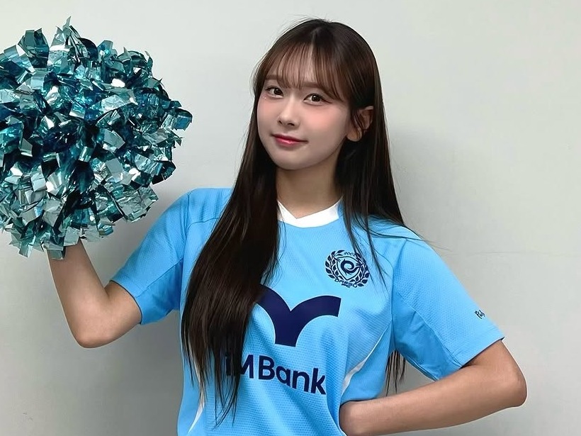 ちょっと刺激強すぎ…？韓国20歳サッカーチア、突然のスイムウェアSHOTにファンも驚き「隠して！」【PHOTO】