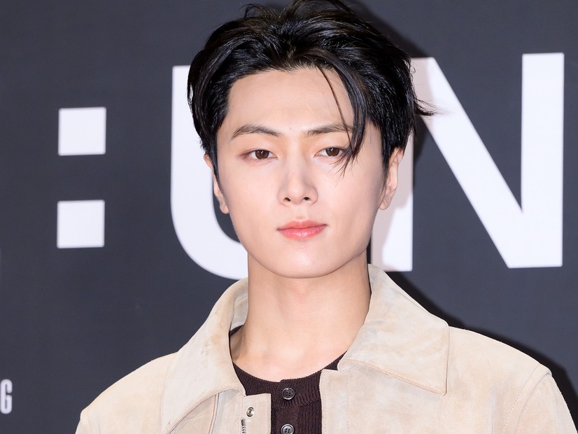 ENHYPEN・ジェイ、完璧スーツ姿に視線集中「フェイスラインどうなってんの？」【PHOTO】