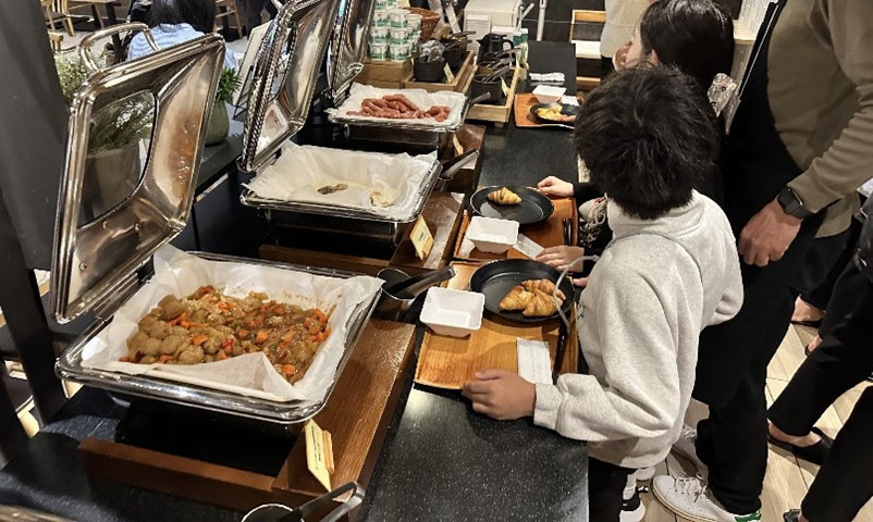 スーパーホテル「モーニング子ども食堂」当日の様子