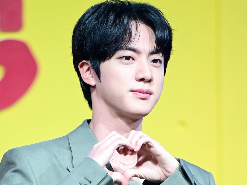 BTS・JIN、USJに降臨！興奮を隠しきれない様子の「オタク感満載」な姿が話題【PHOTO】
