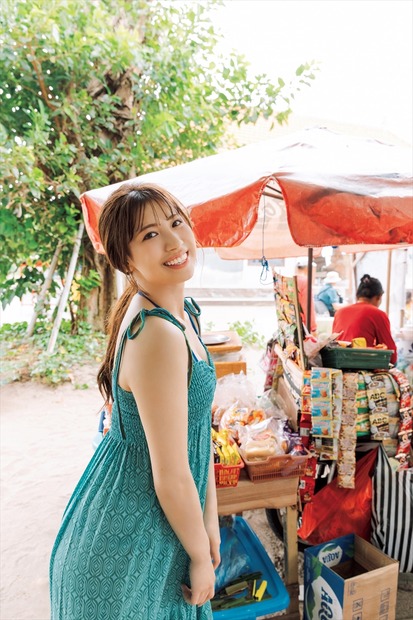 『荒井優希 1st 写真集 無敵の素顔』先行カット第二弾　(C)KADOKAWA (C)Zest, Inc. PHOTO/下田直樹