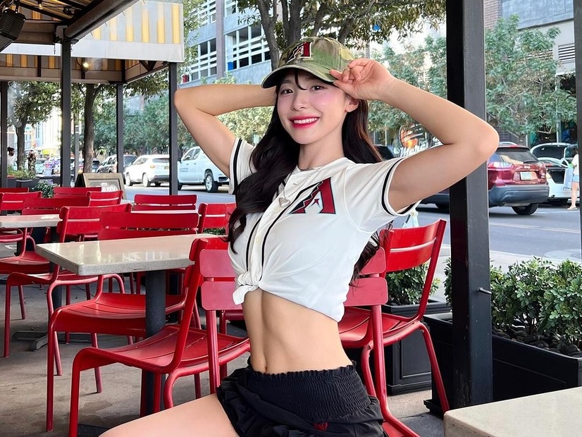 韓国チアガール、“ちょっぴり無防備”なキャミソール姿に釘付け「超絶美しい…」「完璧すぎ！」【PHOTO】