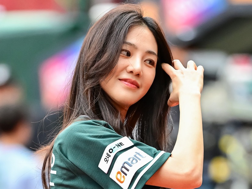 女優ハン・ジウン、美しいユニフォーム姿で“勝利の女神”に！野球愛あふれる特別な瞬間