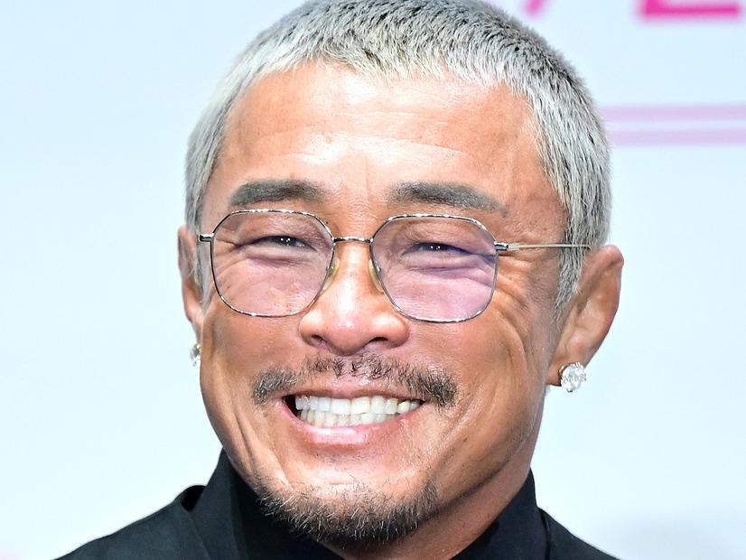 秋山成勲、初対面の学生に10万円を渡す大盤振舞！韓国人の知らない大阪の一面を紹介中