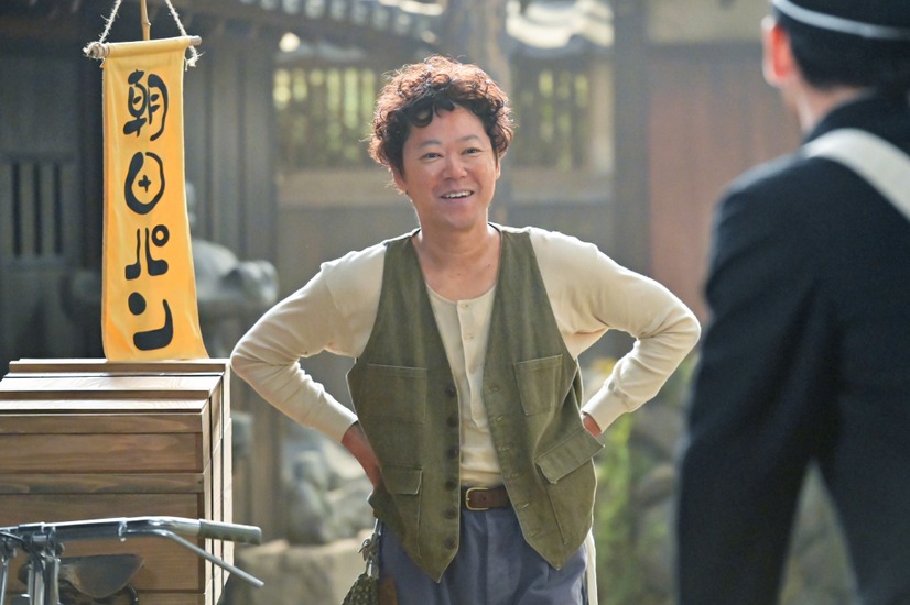 『あんぱん』屋村草吉役を演じる阿部サダヲ　（C）NHK