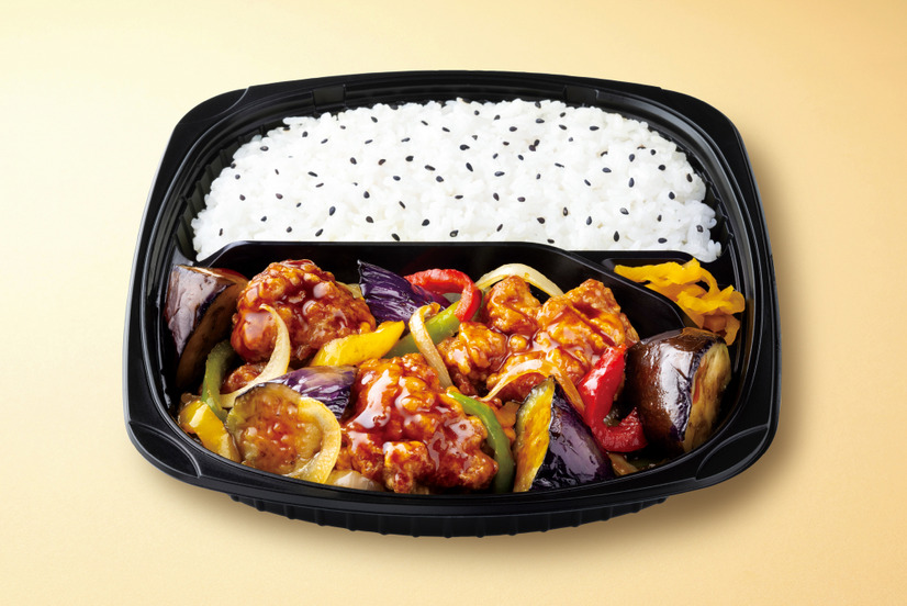 鶏となすの黒酢あん弁当　（税込価格626.40円）