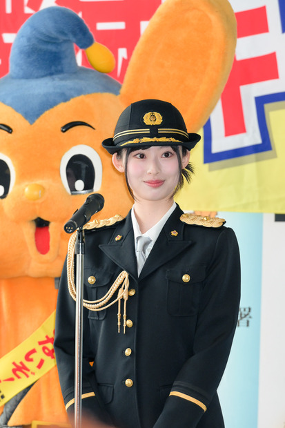 渋谷警察署の1日警察署長に就任した井本彩花