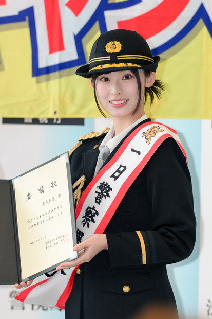 渋谷警察署の1日警察署長に就任した井本彩花