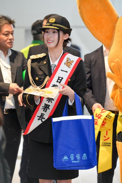 渋谷警察署の1日警察署長に就任した井本彩花