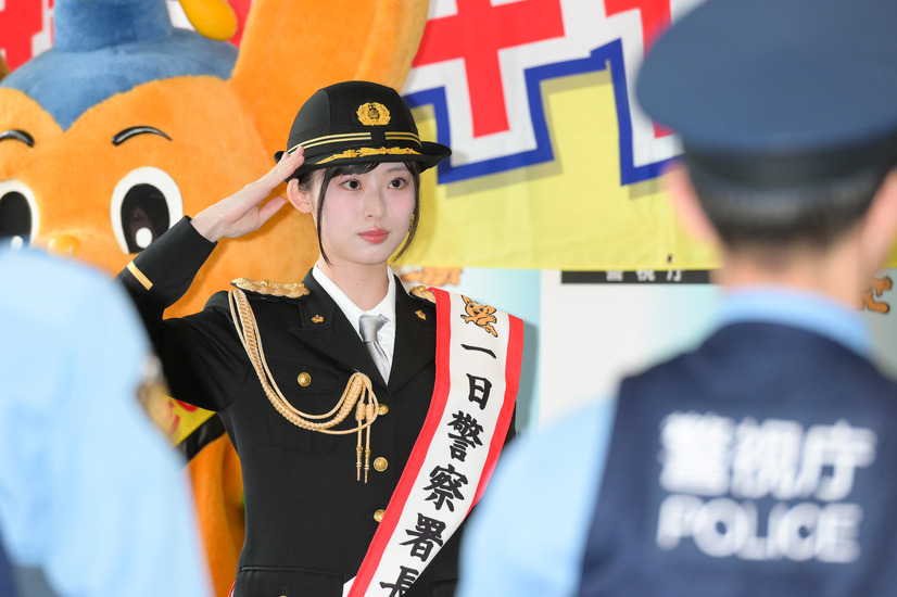 渋谷警察署の1日警察署長に就任した井本彩花