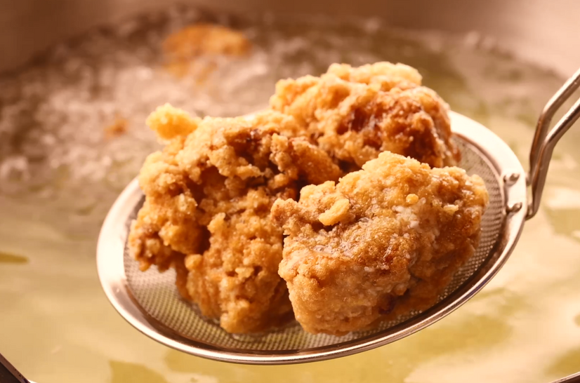 からりと揚がった、鶏ももから揚げの旨みあふれる！『鬼おろし鶏からぶっかけうどん』