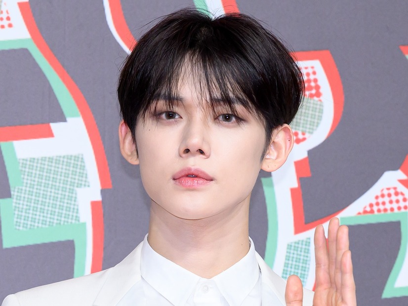 TXT・ヨンジュン、前髪下ろした“爽やかビジュアル”で圧倒！「全部が完璧」「イケメン」【PHOTO】