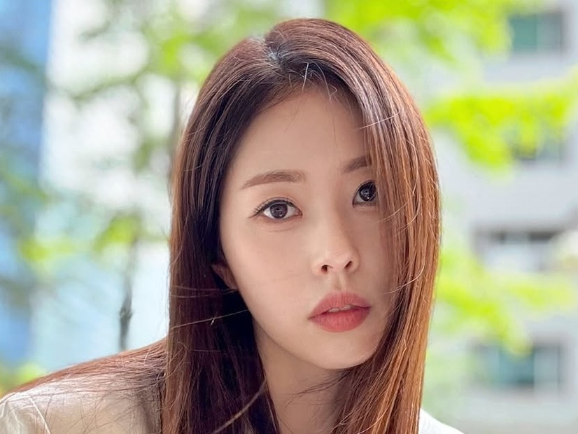 艶やかさは封印…再婚目前の韓国弁護士タレント、講演で見せた“才女モード”【PHOTO】