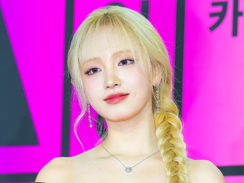 IVE・リズ、スタイル進化が止まらない！美脚際立つ“ミニスカSHOT”に反響「また痩せた？」【PHOTO】
