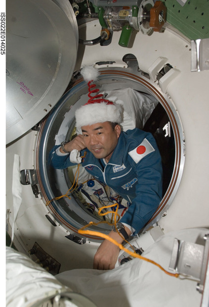 サンタクロースの帽子を被る野口宇宙飛行士