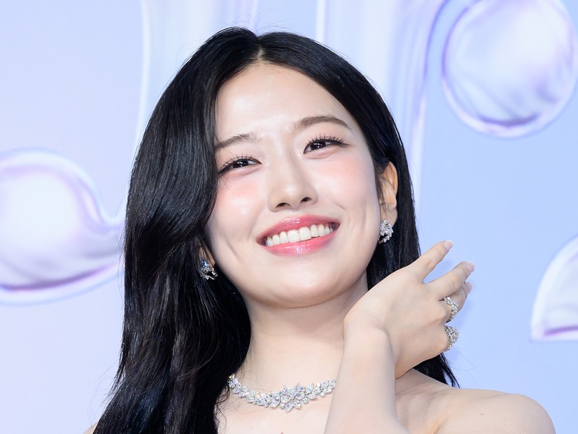 IVE・ユジン、ハーフアップ×ナチュラルメイクの“素顔ビジュ”披露「透明感やばい…」【PHOTO】