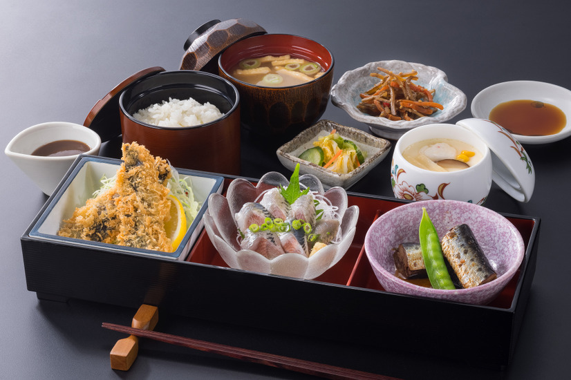 自慢のいわしが楽しめる「旨いわし巴膳」【特別価格】１,３２０円（税込１,４５２円）と３００円お得