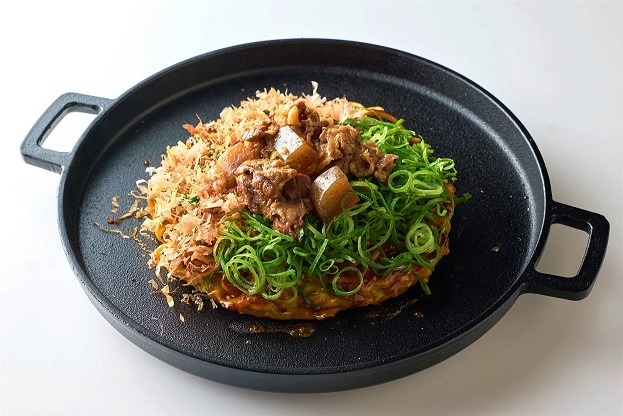 「牛すじ盛り味乃家ミックスモダン焼き」2,268円(1枚)