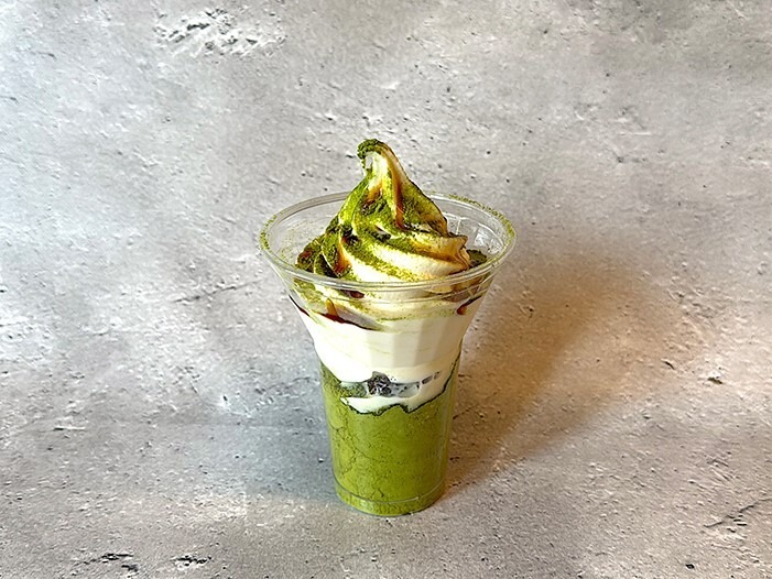 「抹茶黒蜜わらびもちパフェ」990円(1杯)
