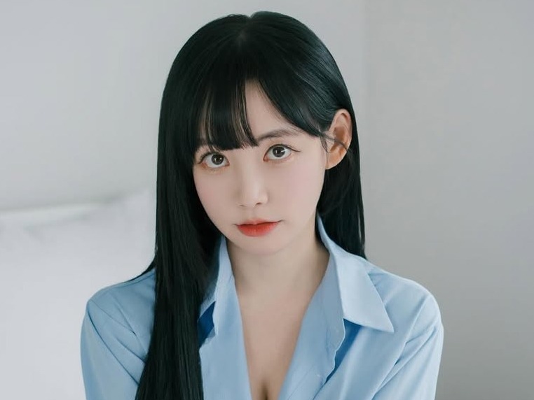 韓国サッカーの人気女子アナ、“そこ”に目が行くVネックSHOT！「天女のような美貌」とファン絶賛【PHOTO】
