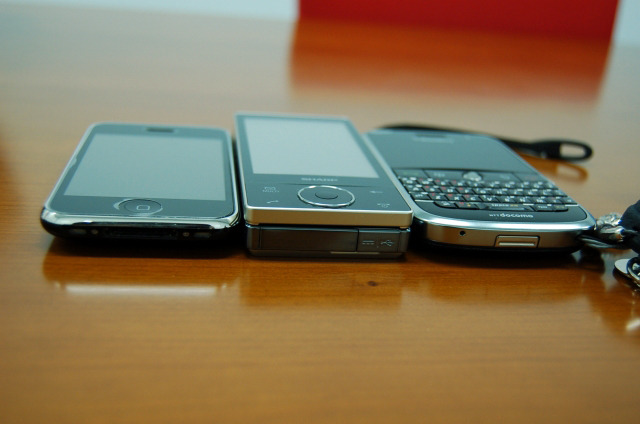 iPhone 3GS、HYBRID W-ZERO3、Blackberry Boldの薄さ比較