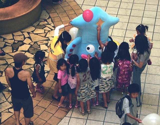 イベント会場では子供にかこまれて大人気