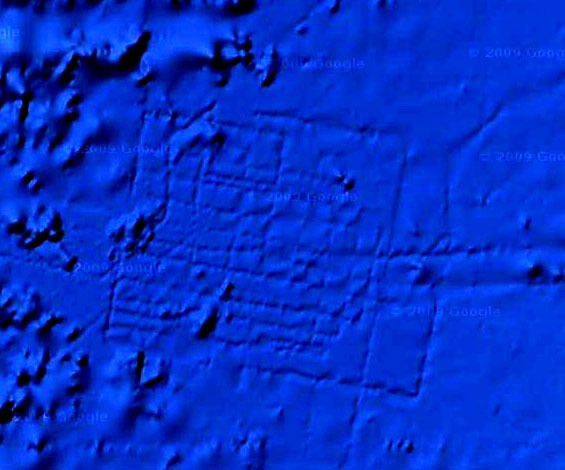 Googleマップの画面を見やすく加工。確かに画面中央当たりに、不思議な長方形の地形が……