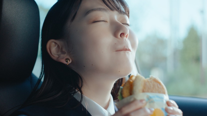 岡田准一と山田杏奈が共演する「朝マック」の新TVCMシリーズ