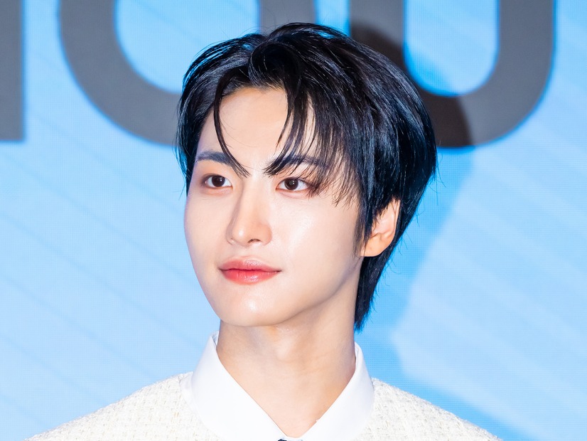 ATEEZ・ソンファ、夜のプールで輝く圧巻の肉体美…“彫刻腹筋”に視線集中【PHOTO】