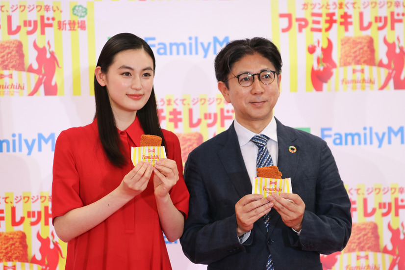 （左から）ファミリーマート商品本部FF部長 高倉一真氏、八木莉可子【撮影／平木昌宏】