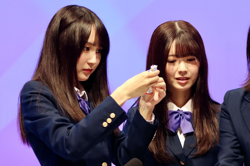 プラモづくりに没頭する乃木坂46賀喜遥香、筒井あやめ【撮影：浜瀬将樹】【撮影：浜瀬将樹】