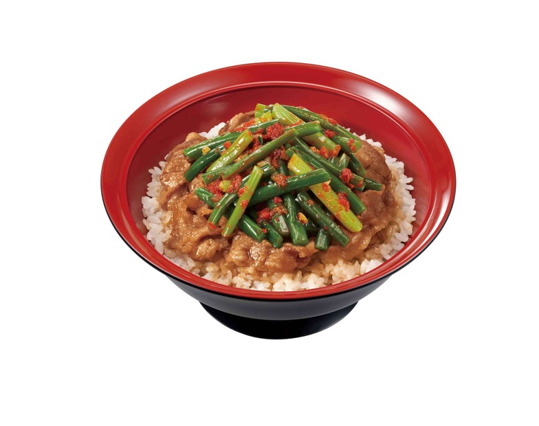 ニンニクの芽牛カルビ焼肉丼　(並盛) 910円