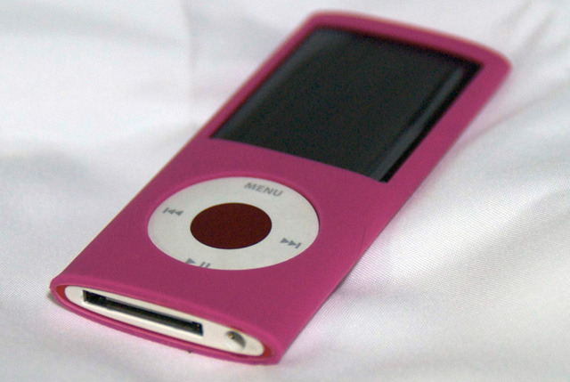 　「クリアジャケットセット for iPod nano 4G（絶滅危惧種コレクション）」は、透明のケースで、前後から挟み込む感じではめ込む。