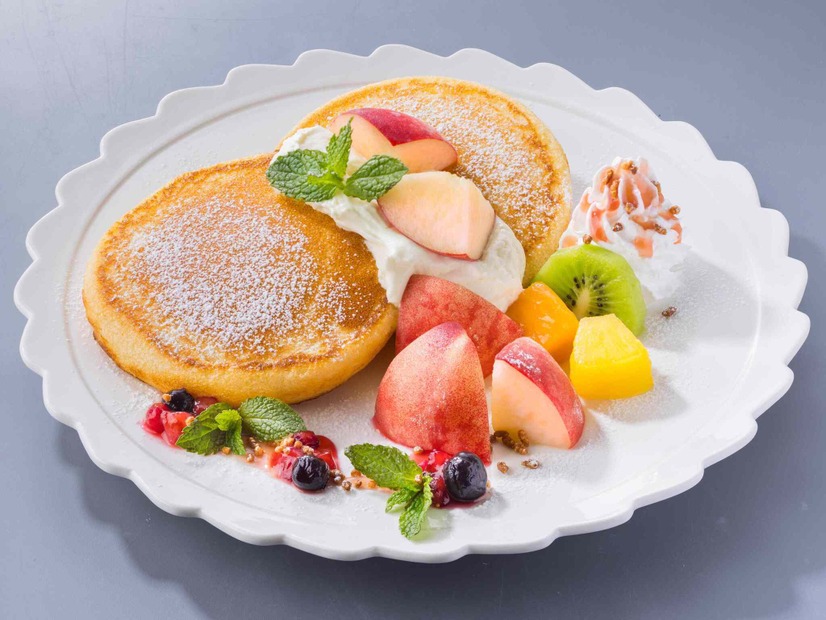 フレッシュ桃とマスカルポーネクリームのパンケーキ　（税込1,099円）