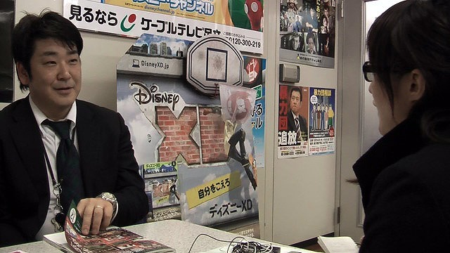 神原さん。商談テーブルの奥に見える「暴力団追放」のポスターがちょっと気になるここは足立区