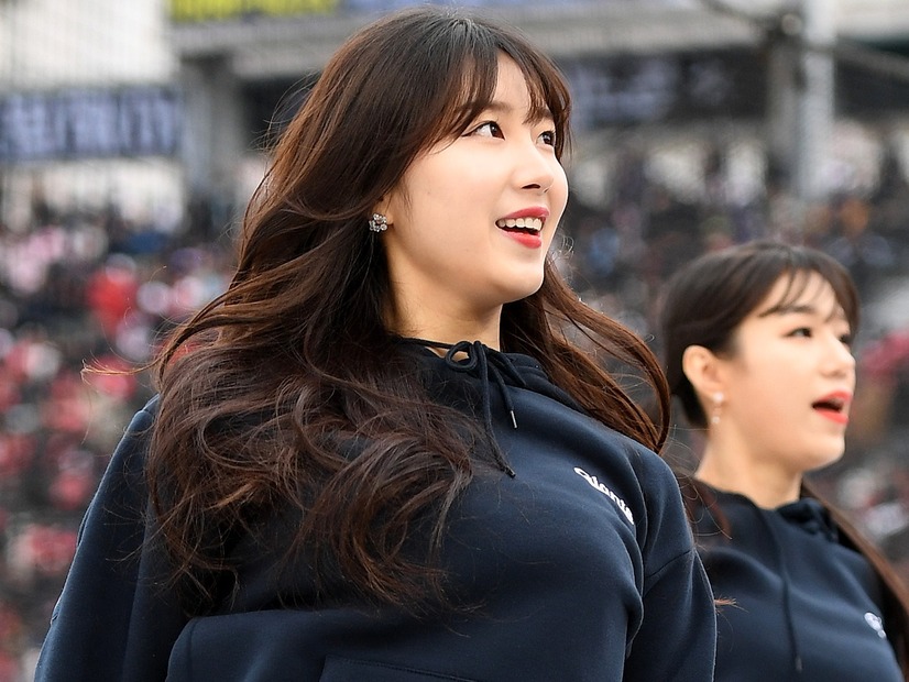 韓国チアガール、ピンクの大胆スイムウェアにファン熱狂！「素晴らしいスタイル」「レジェンド美貌」の声【PHOTO】