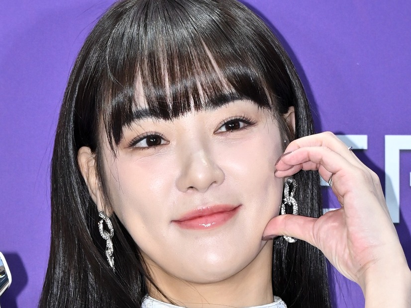 インナーはどこに？思い切った“素肌ジャケット”姿を堂々披露、韓国元アイドル女優の肉体が話題