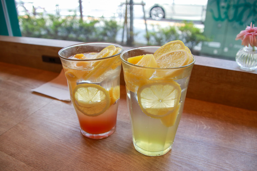 （左）フローズンマンゴー ピンクグレープフルーツビネガーレモネードソーダ　（右）フローズンパイナップル ライチレモネードソーダ