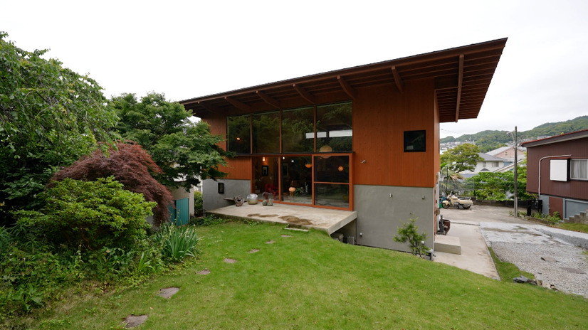葉山の小高い山の傾斜地に建てた家©MBS