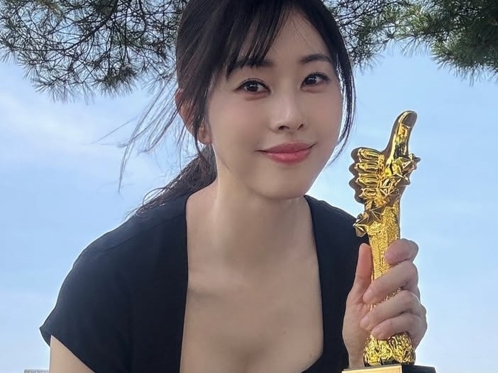 隠しきれない“ボリューム”がチラリ…新婚ホヤホヤの韓国美女弁護士タレント、バリから水着ショット公開
