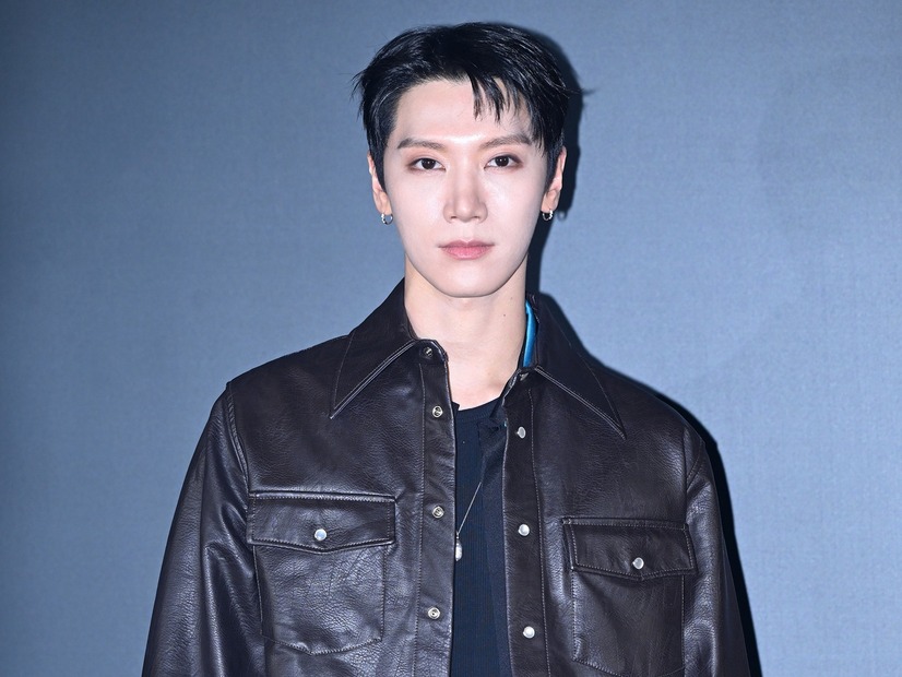 「色気がやばい」NCT・テン、“青い瞳×ブラックスーツ”で放つ圧倒的オーラに視線釘付け【PHOTO】