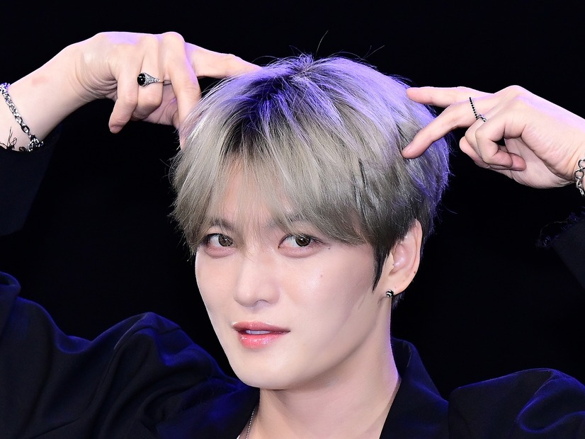 ジェジュン、パンダのぬいぐるみを抱く可愛らしさ溢れる姿が話題「抱っこが手馴れてる」【PHOTO】