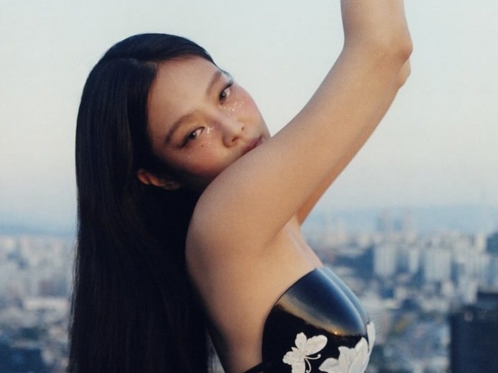 スケスケ衣装で物議呼んだBLACKPINK・ジェニー、胸元と腹筋を強調PHOTO公開