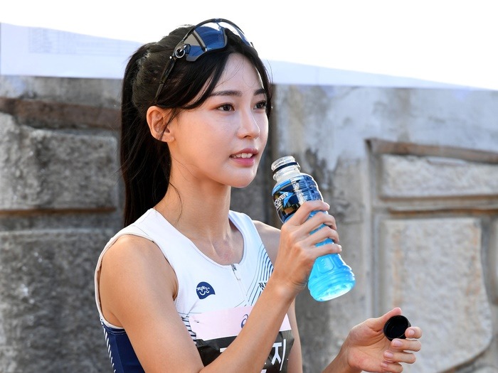 “韓国陸上界のaespa・カリナ”、思わず目が行くバッキバキの腹筋！圧巻スタイルでファンを圧倒【PHOTO】
