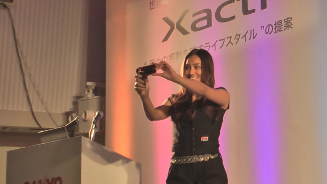 　人気モデルの長谷川潤が15日、三洋電機が開催した新「Xacti（ザクティ）」発表会にイメージキャラクターとして登場した。