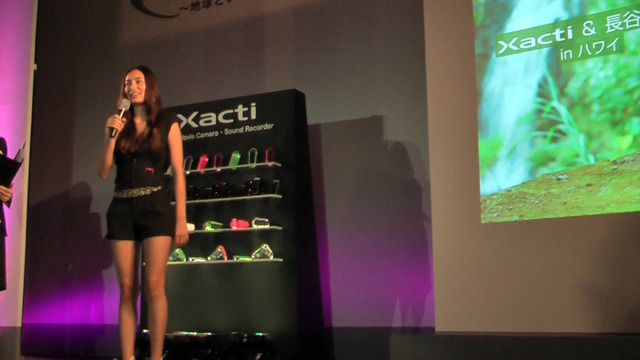 　人気モデルの長谷川潤が15日、三洋電機が開催した新「Xacti（ザクティ）」発表会にイメージキャラクターとして登場した。