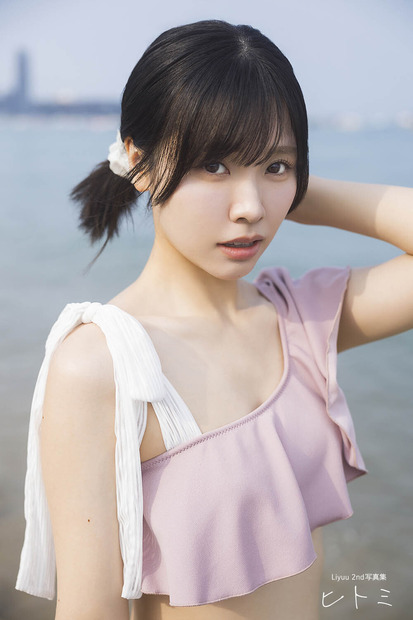 『【オールアザー版】Liyuu 2nd写真集 ヒトミ』（C）KADOKAWA