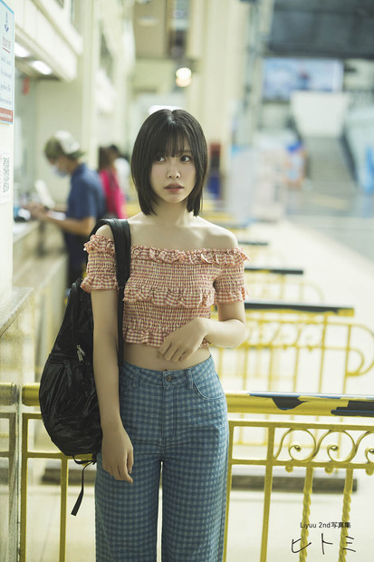 『【オールアザー版】Liyuu 2nd写真集 ヒトミ』（C）KADOKAWA